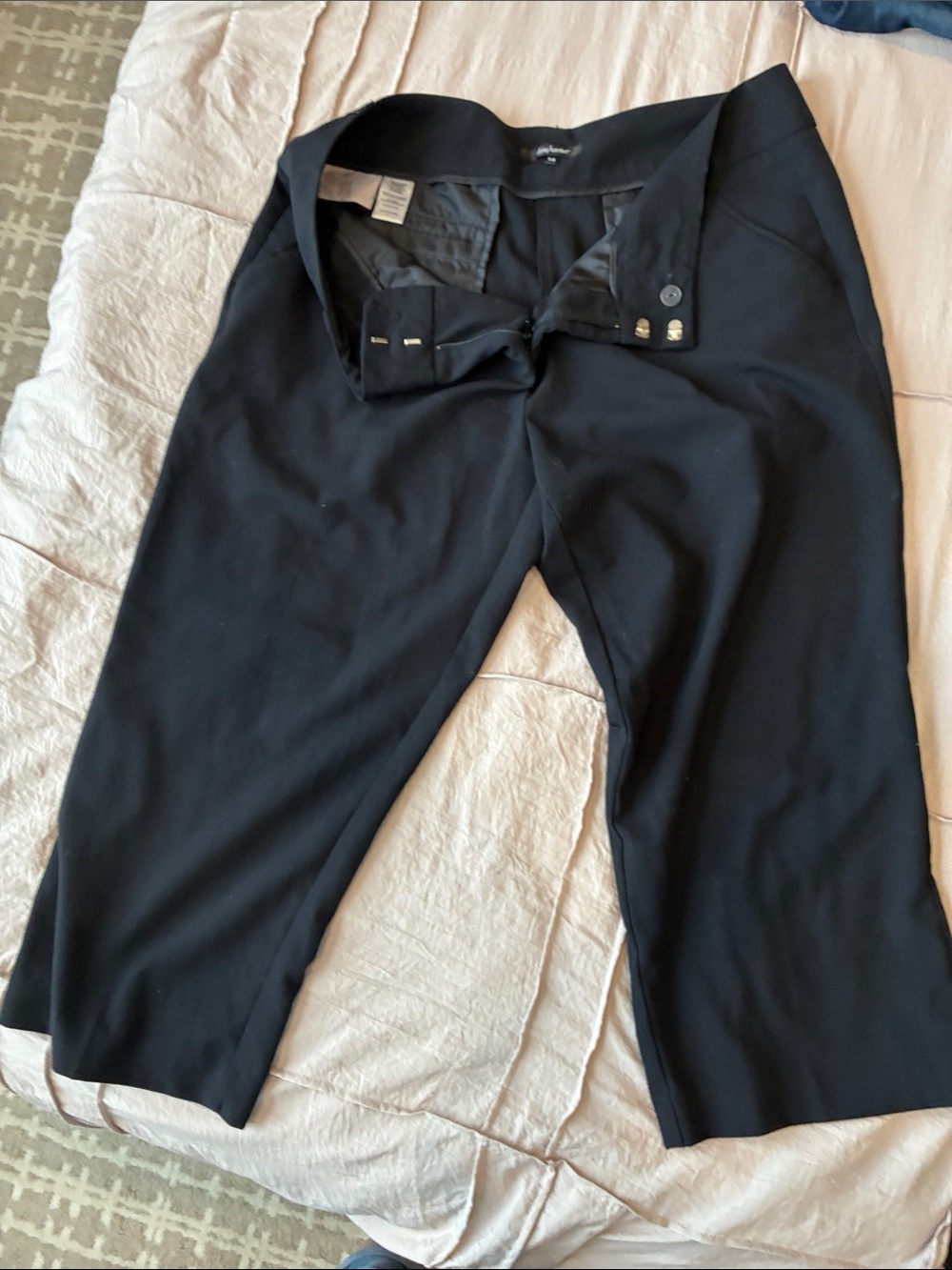 Daisy Fuentes Black Capris with Hook-and-Button Waist